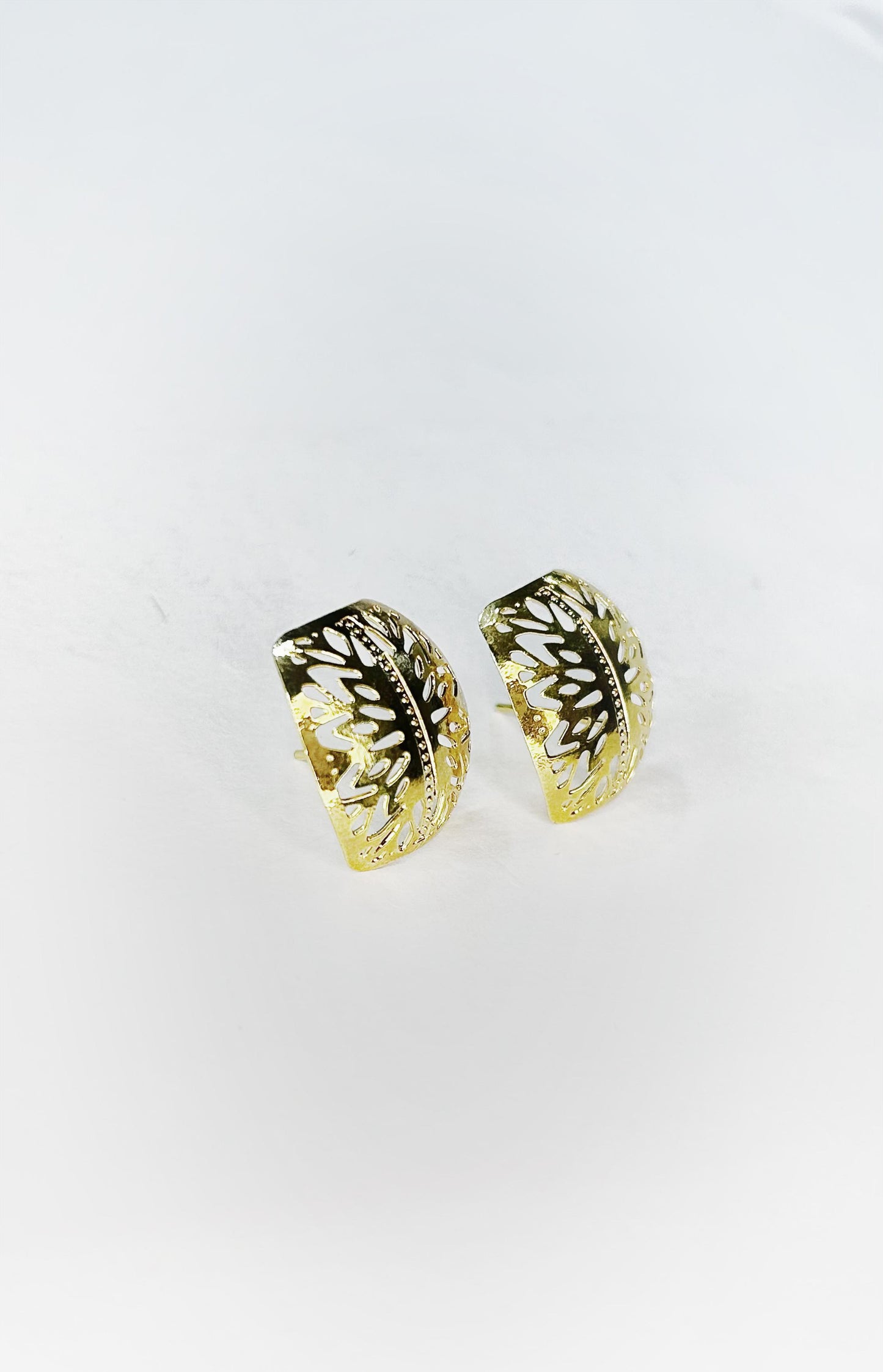 Brinco Folheado a Ouro 18k Vazado - Design Sofisticado e Leve