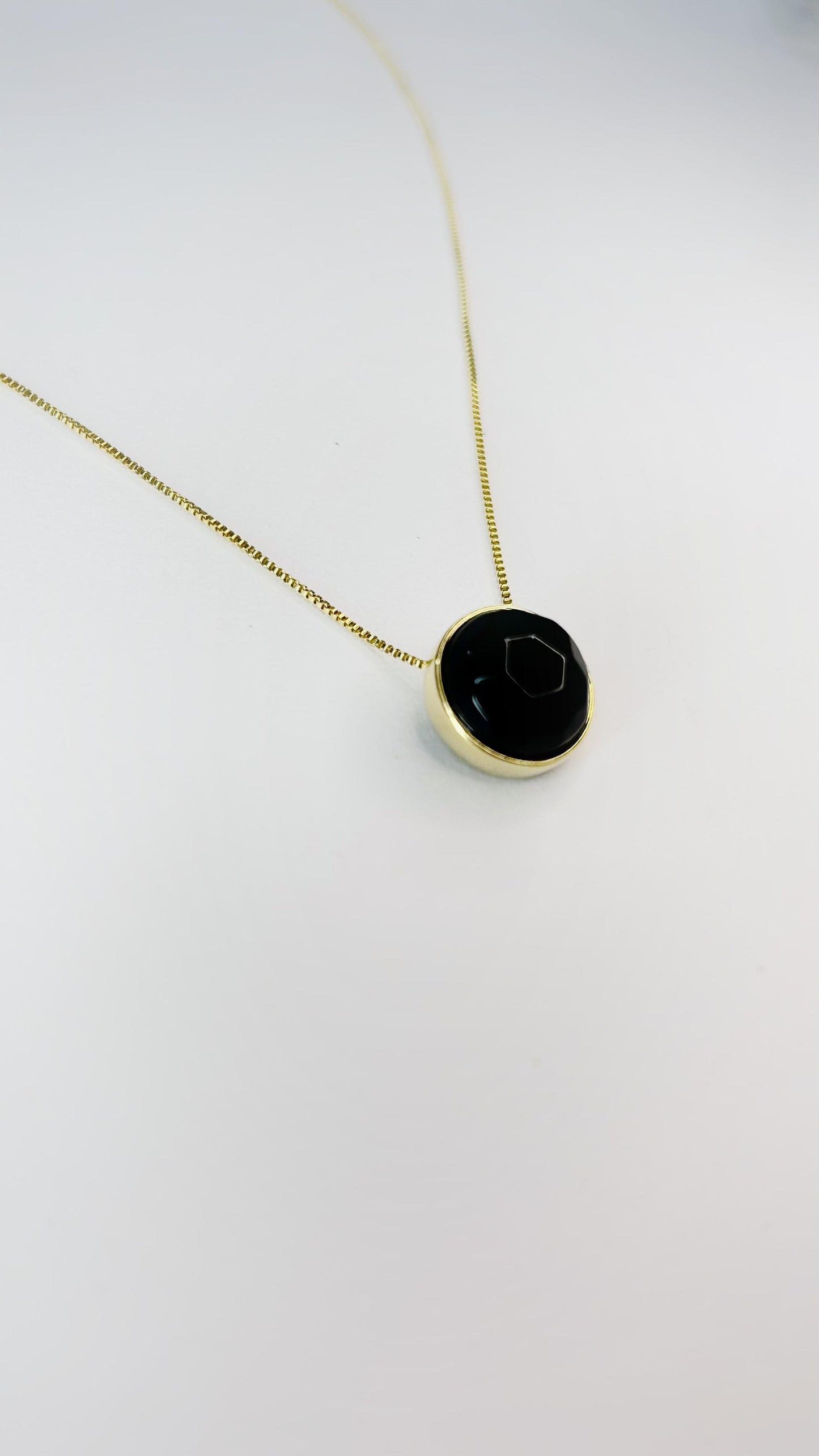 Colar com Pingente de Ônix Natural Folheado a Ouro 18k