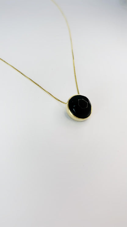 Colar com Pingente de Ônix Natural Folheado a Ouro 18k