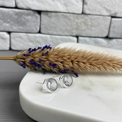 Brinco Clássico com Pedra Cristal e Banho de Prata – Leve e Elegante