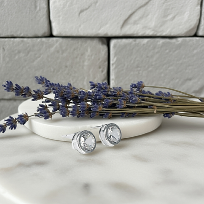 Brinco Clássico com Pedra Cristal e Banho de Prata – Leve e Elegante