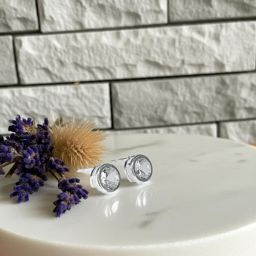 Brinco Clássico com Pedra Cristal e Banho de Prata – Leve e Elegante