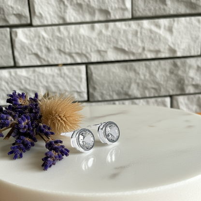 Brinco Clássico com Pedra Cristal e Banho de Prata – Leve e Elegante