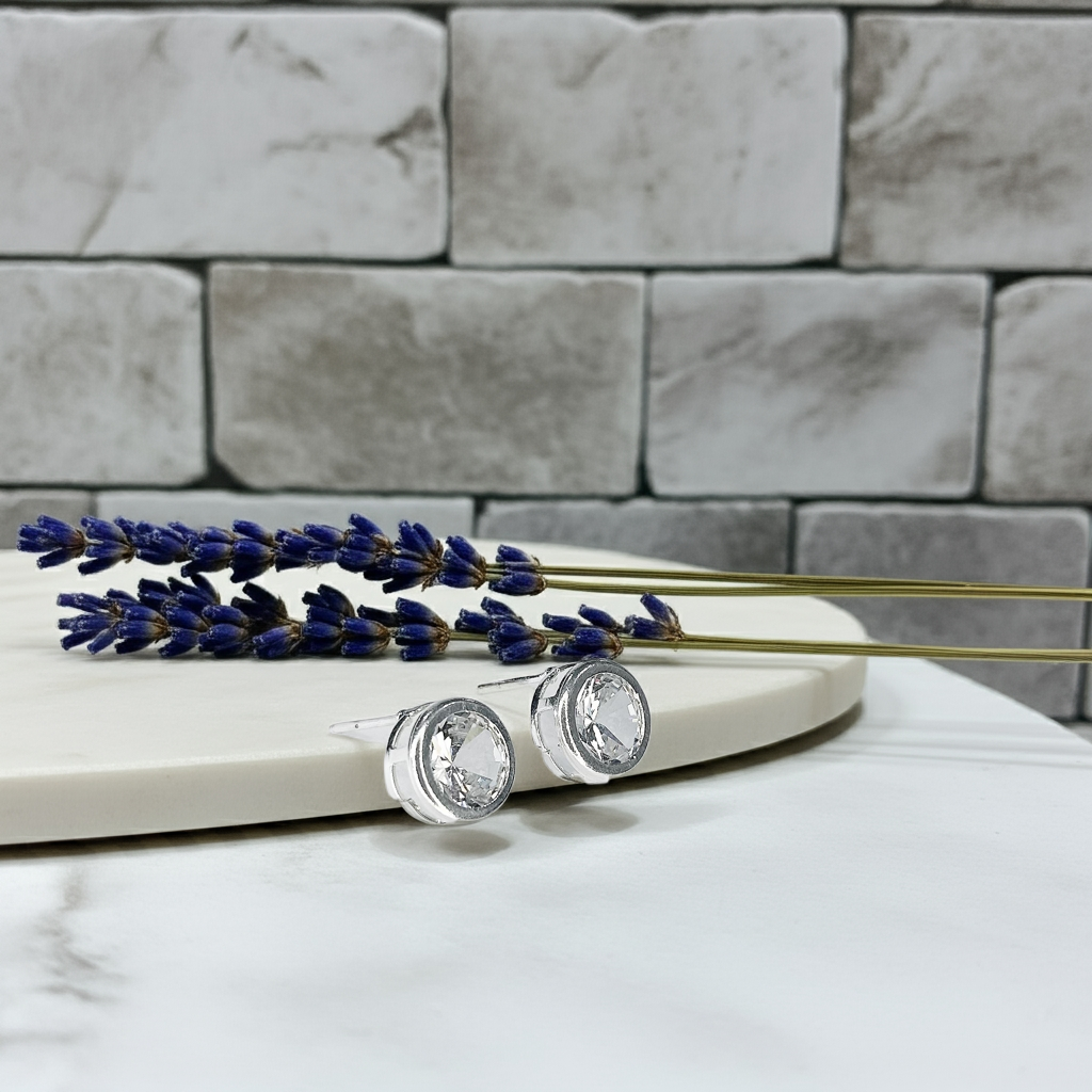 Brinco Clássico com Pedra Cristal e Banho de Prata – Leve e Elegante