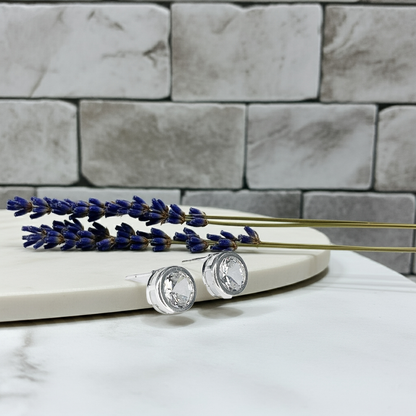 Brinco Clássico com Pedra Cristal e Banho de Prata – Leve e Elegante