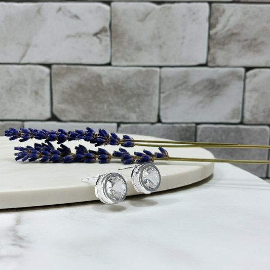 Brinco Clássico com Pedra Cristal e Banho de Prata – Leve e Elegante