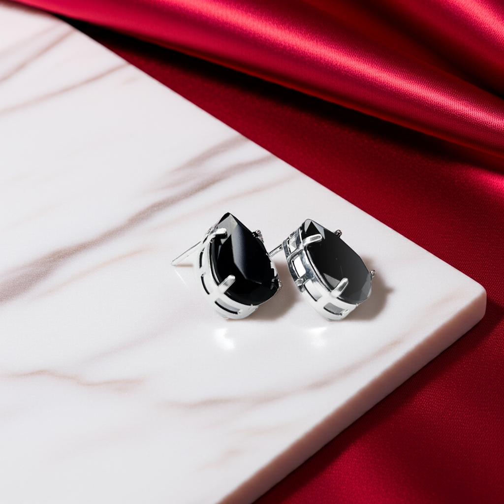 Brinco Gota com Pedra Preta e Banho de Prata – Elegância Minimalista