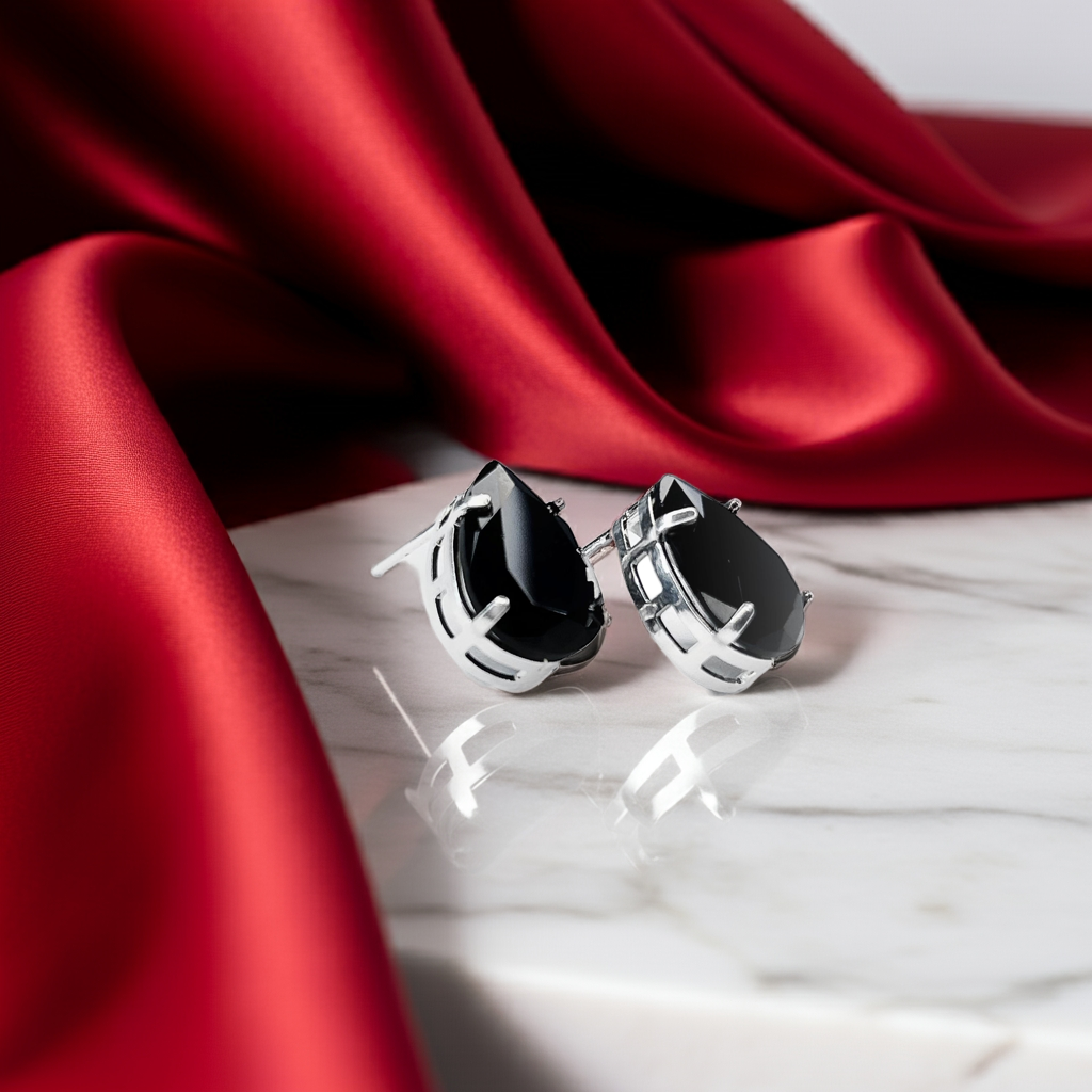 Brinco Gota com Pedra Preta e Banho de Prata – Elegância Minimalista