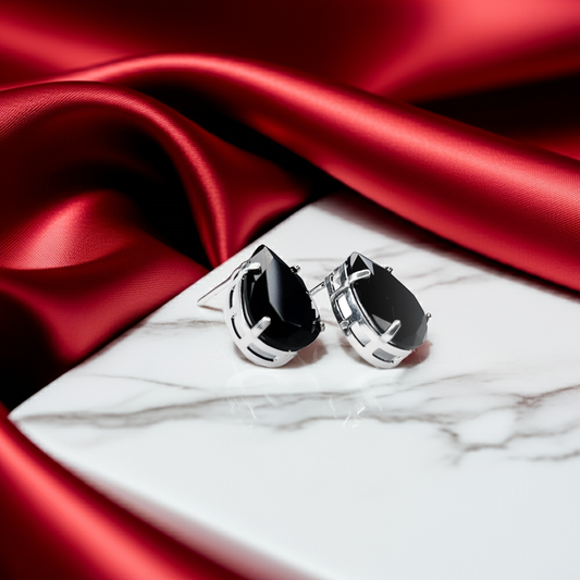 Brinco Gota com Pedra Preta e Banho de Prata – Elegância Minimalista