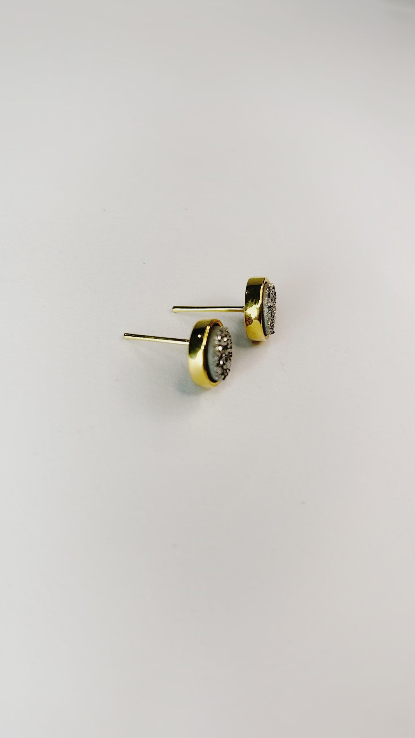 Brinco Ponto de Luz com Drusa Prata Natural Folheado a Ouro 18k