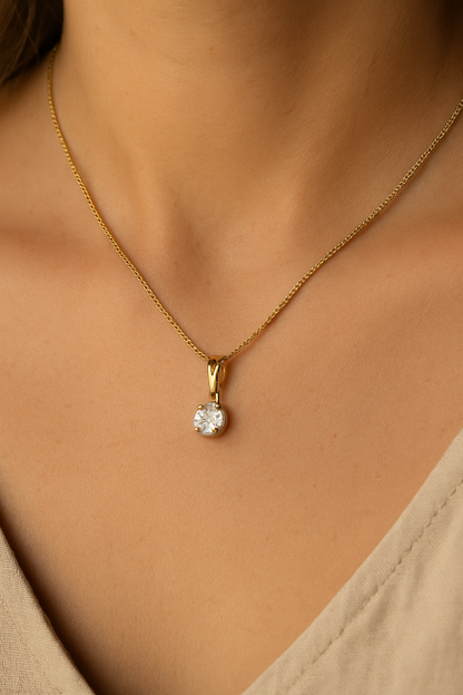 Colar Solitário em Ouro com Zircônia Branca – Elegância Minimalista