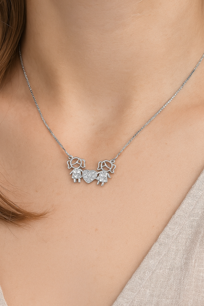 Colar Duas Filhas com Coração Cravejado em Prata – Amor de Mãe