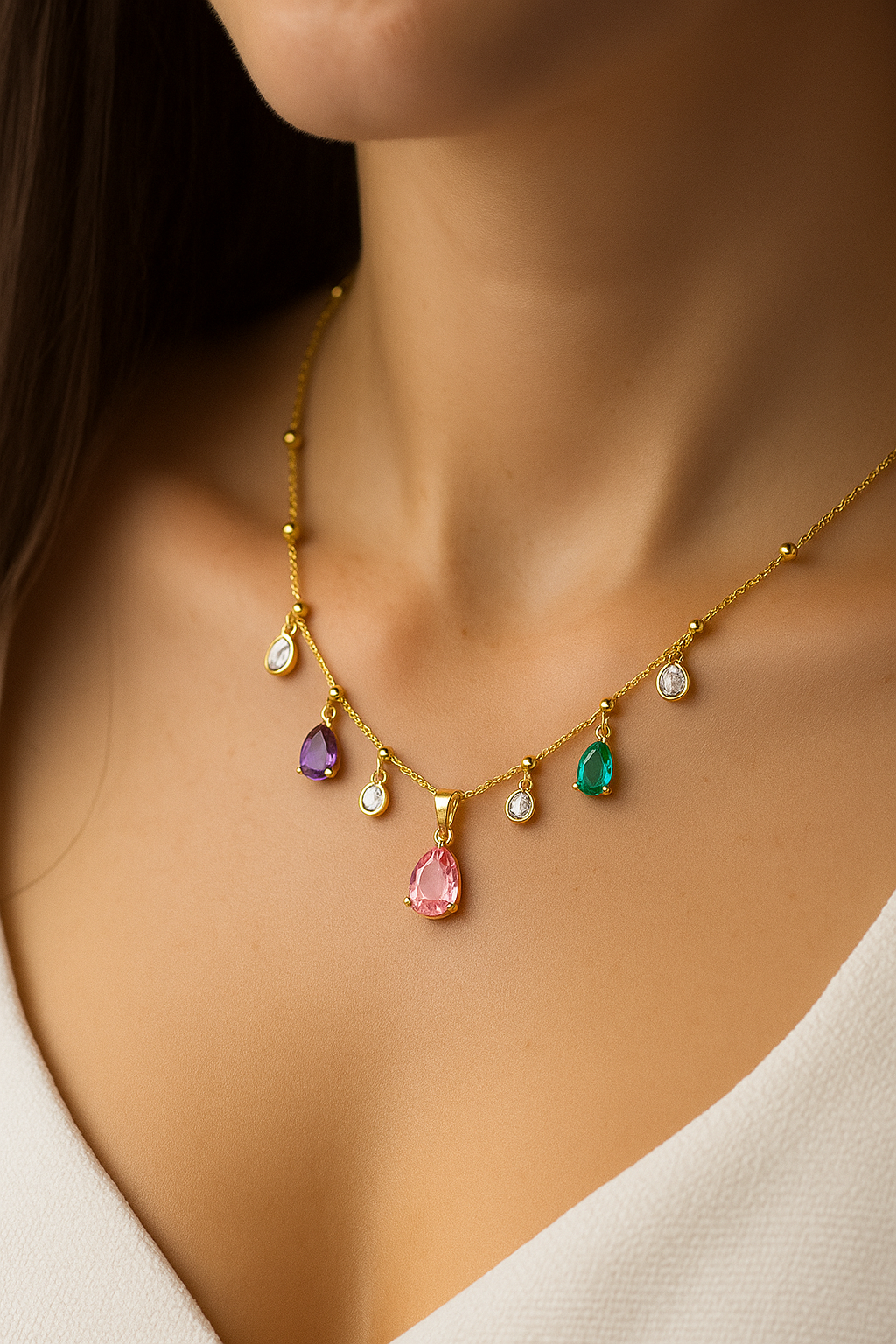 Colar Dourado com Pingentes de Gotas Multicoloridas