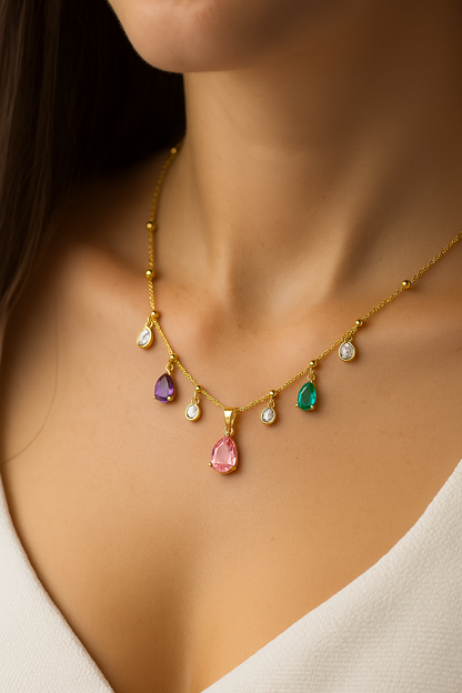 Colar Dourado com Pingentes de Gotas Multicoloridas