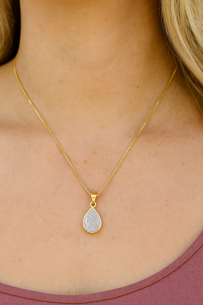 Colar Gota de Cristal – Dourado Clássico