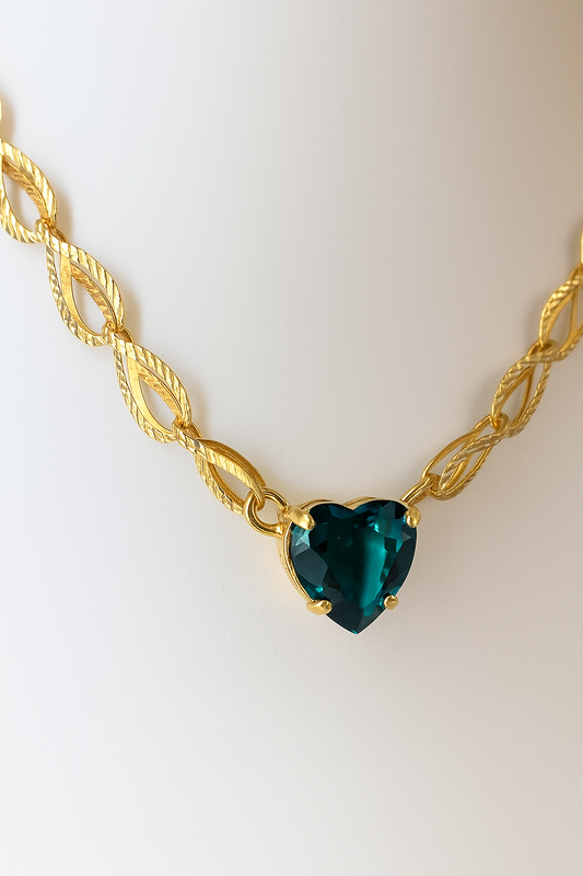 Colar Coração de Safira Verde em Ouro Dourado Torcido – Elegância Atemporal