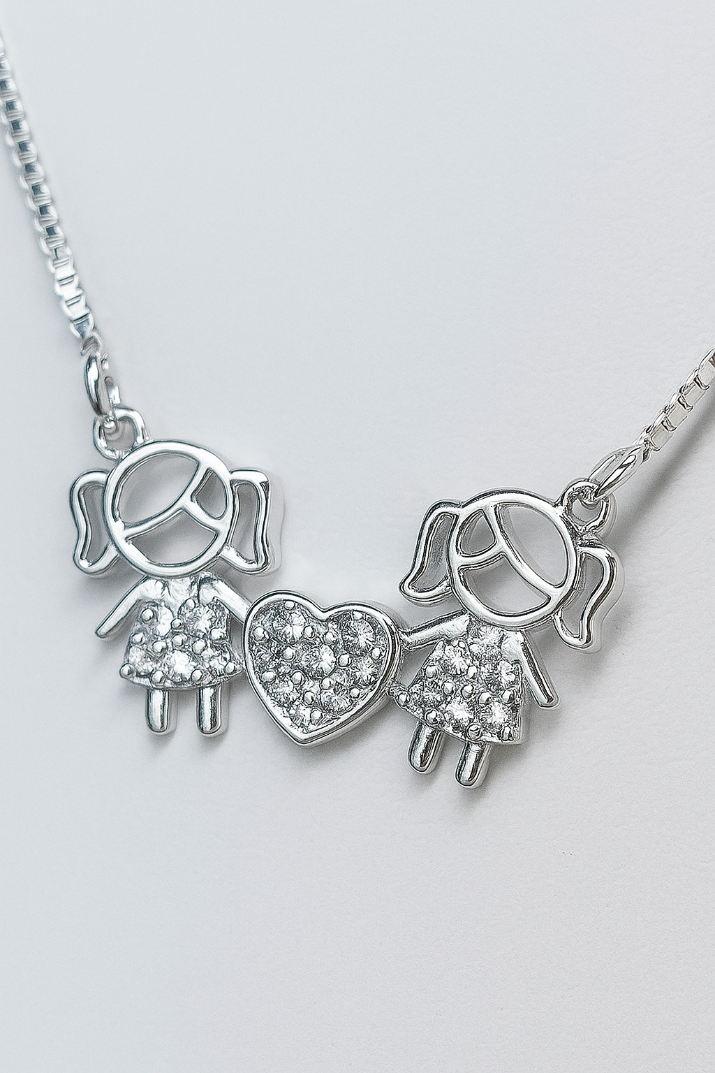 Colar Duas Filhas com Coração Cravejado em Prata – Amor de Mãe