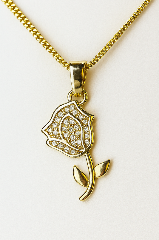 Colar Feminino com Pingente de Rosa em Ouro e Zircônias – Delicadeza e Brilho