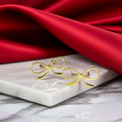 Brinco Feminino Laço Folheado a Ouro 18k – Delicado e Romântico