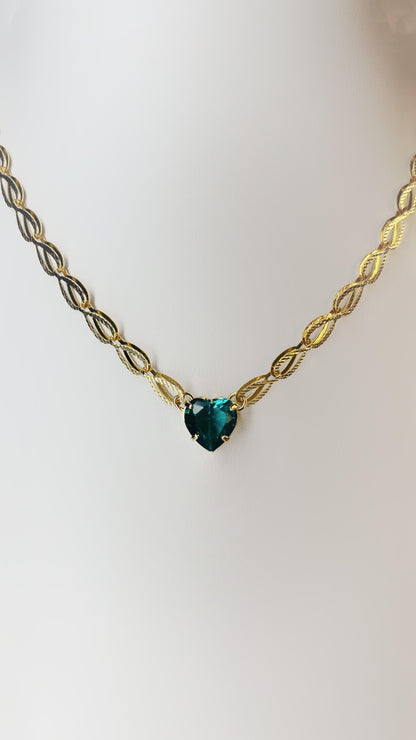 Colar Coração de Safira Verde em Ouro Dourado Torcido – Elegância Atemporal