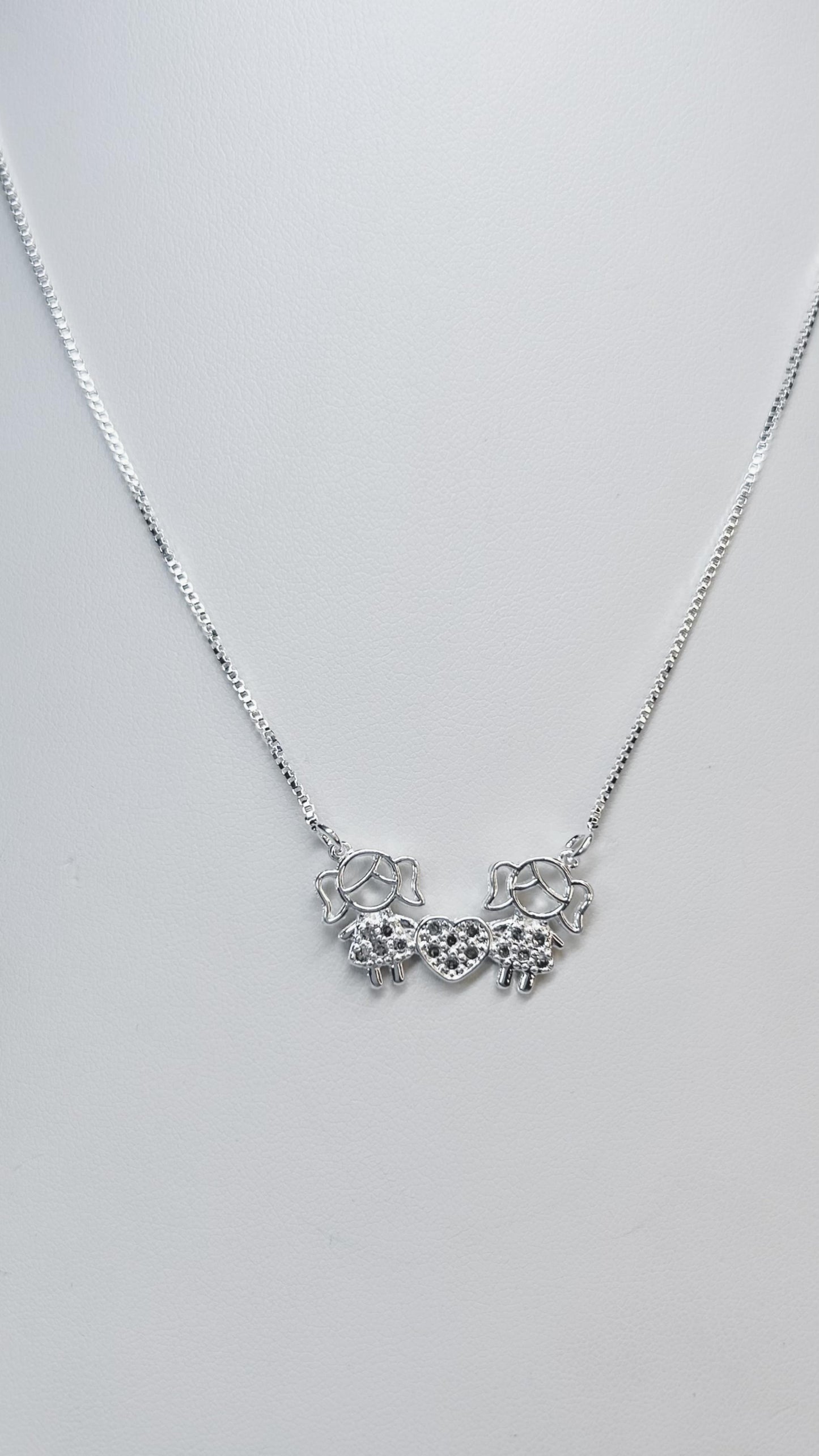 Colar Duas Filhas com Coração Cravejado em Prata – Amor de Mãe