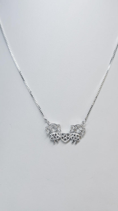Colar Duas Filhas com Coração Cravejado em Prata – Amor de Mãe