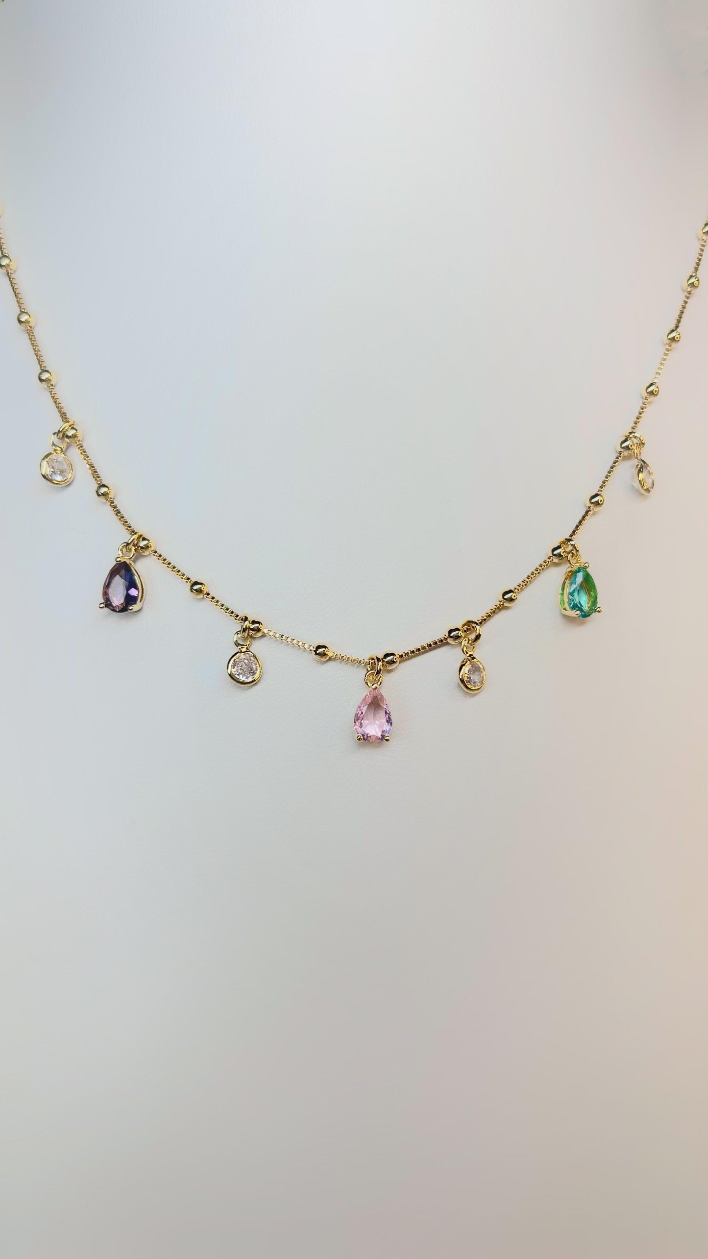 Colar Dourado com Pingentes de Gotas Multicoloridas