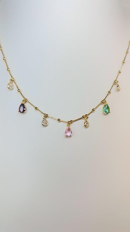 Colar Dourado com Pingentes de Gotas Multicoloridas