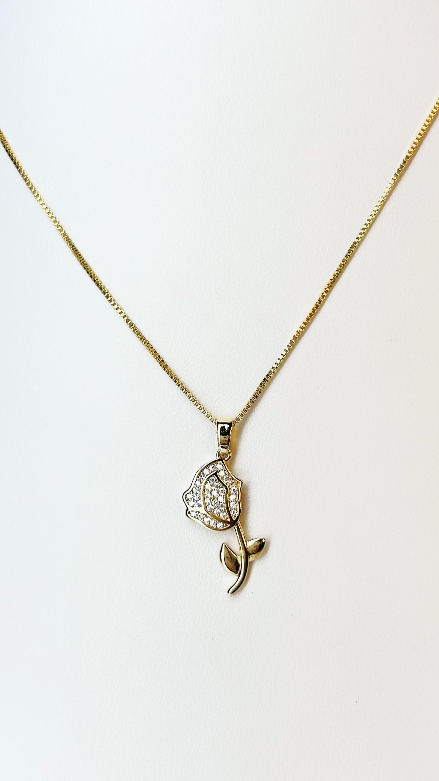 Colar Feminino com Pingente de Rosa em Ouro e Zircônias – Delicadeza e Brilho