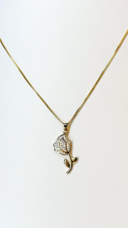 Colar Feminino com Pingente de Rosa em Ouro e Zircônias – Delicadeza e Brilho