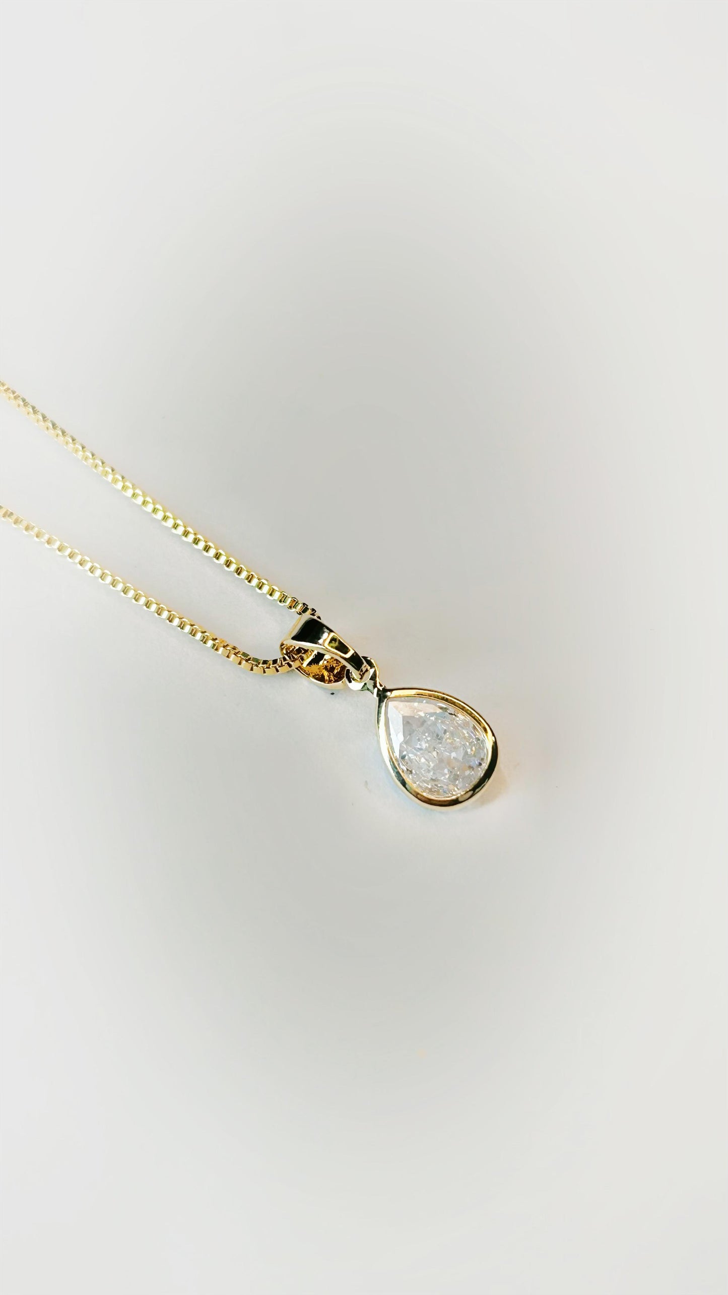 Colar Gota de Cristal – Dourado Clássico