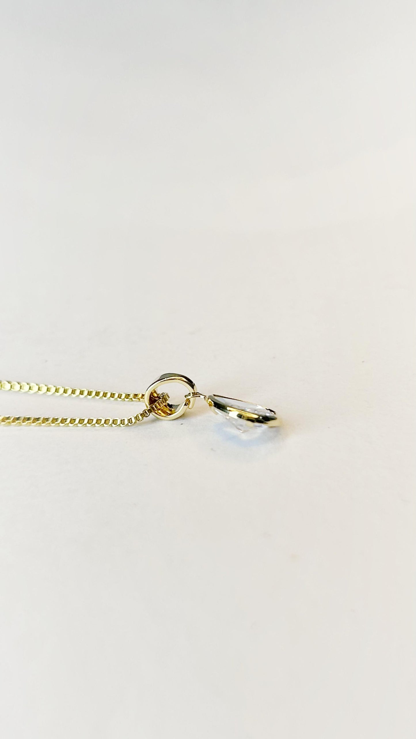 Colar Gota de Cristal – Dourado Clássico