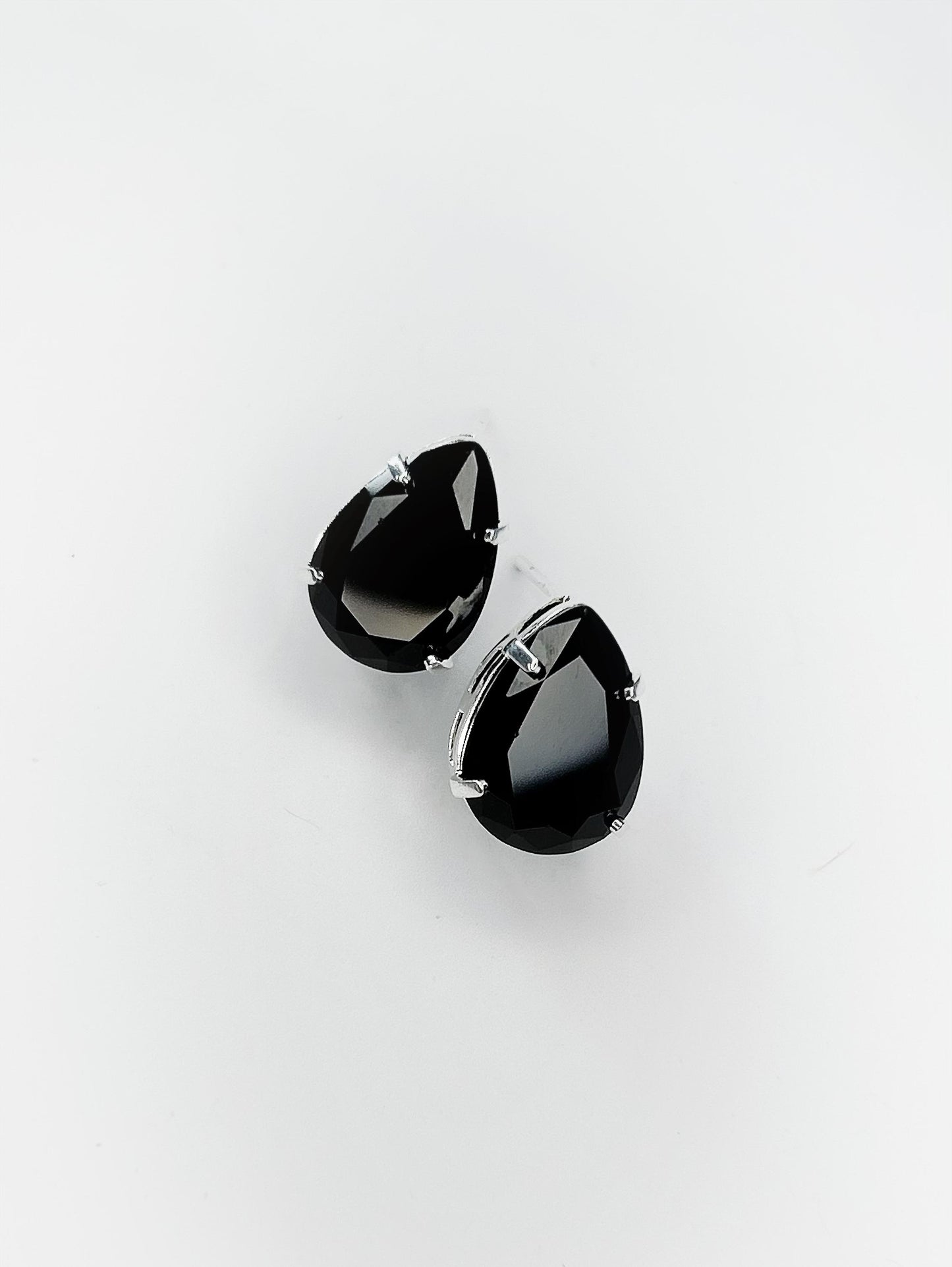 Brinco Gota com Pedra Preta e Banho de Prata – Elegância Minimalista