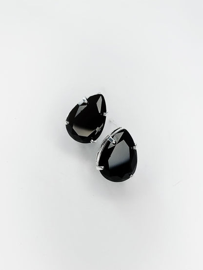 Brinco Gota com Pedra Preta e Banho de Prata – Elegância Minimalista