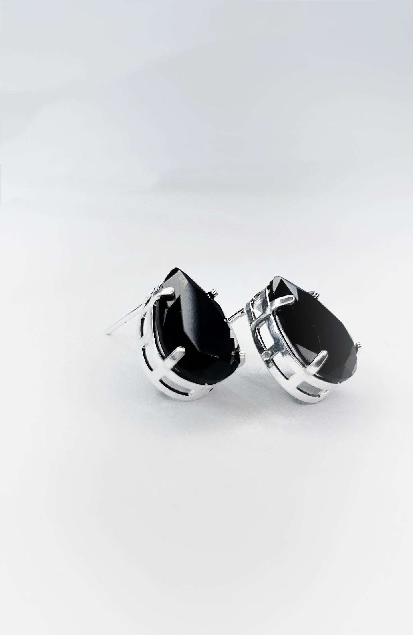 Brinco Gota com Pedra Preta e Banho de Prata – Elegância Minimalista