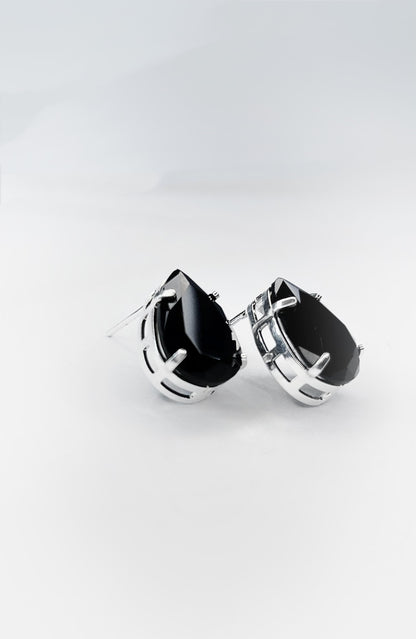 Brinco Gota com Pedra Preta e Banho de Prata – Elegância Minimalista