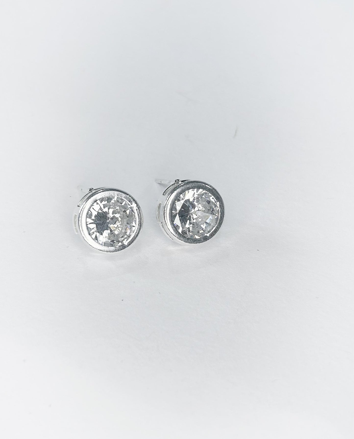 Brinco Clássico com Pedra Cristal e Banho de Prata – Leve e Elegante