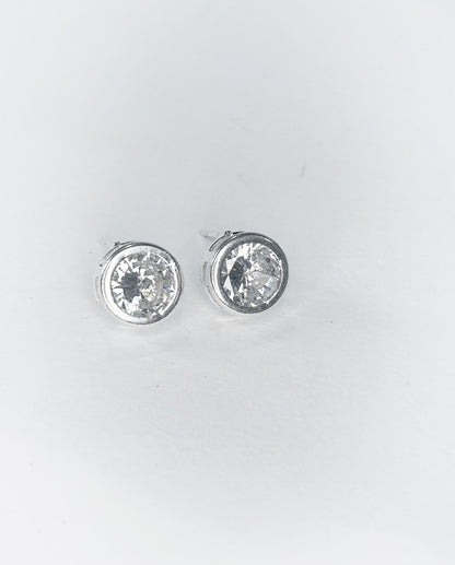 Brinco Clássico com Pedra Cristal e Banho de Prata – Leve e Elegante