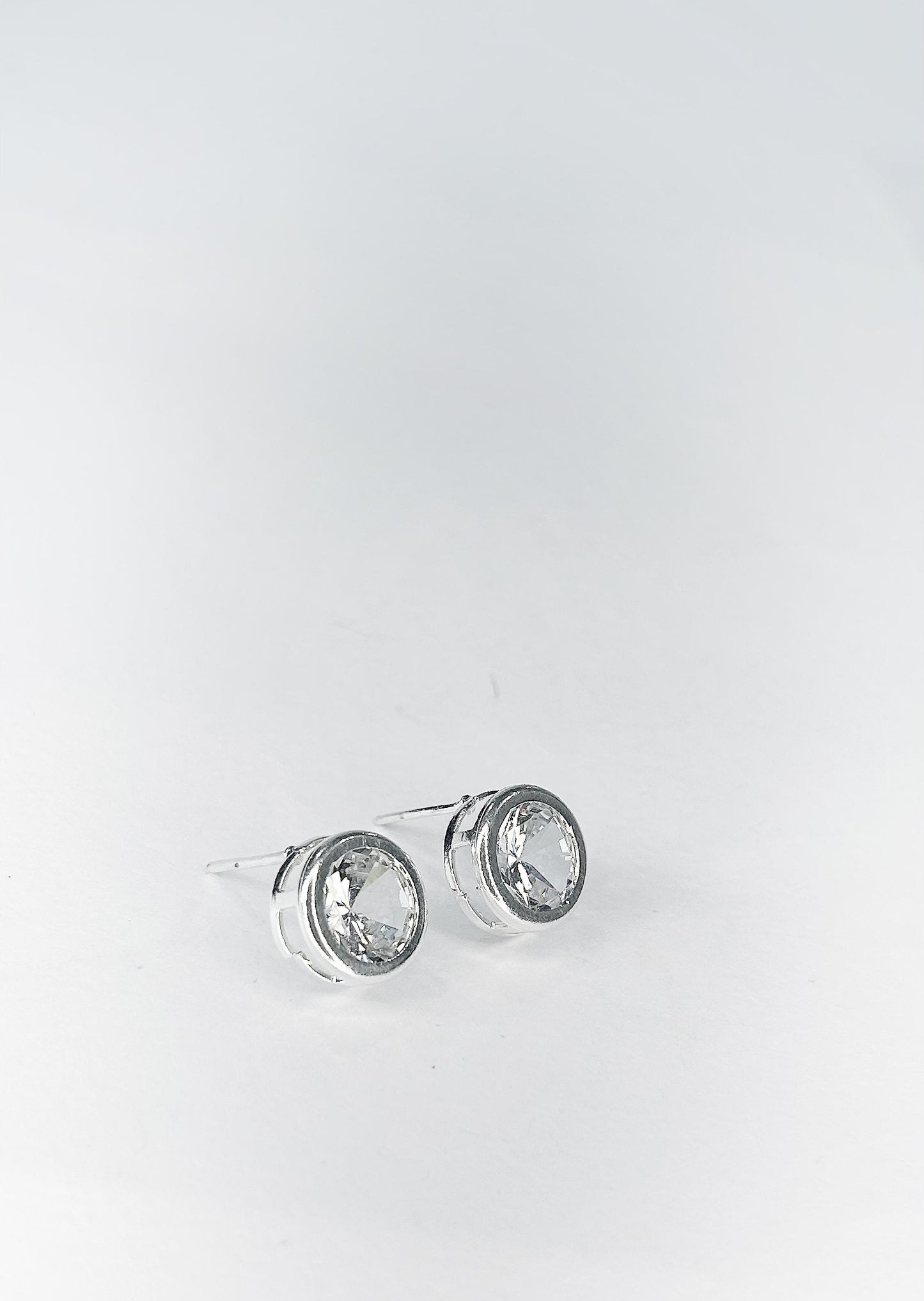 Brinco Clássico com Pedra Cristal e Banho de Prata – Leve e Elegante