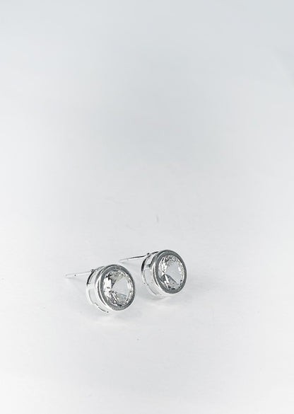 Brinco Clássico com Pedra Cristal e Banho de Prata – Leve e Elegante