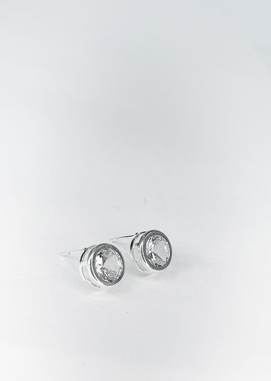 Brinco Clássico com Pedra Cristal e Banho de Prata – Leve e Elegante