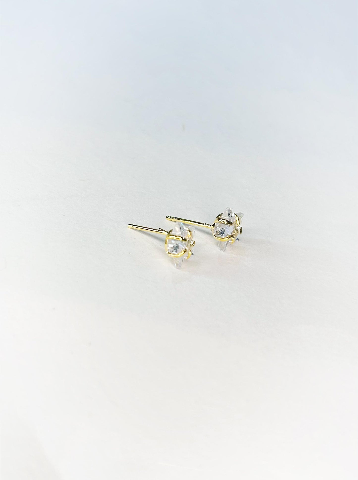 Brinco Mini Ponto de Luz com Banho de Ouro 18k – Delicado e Elegante