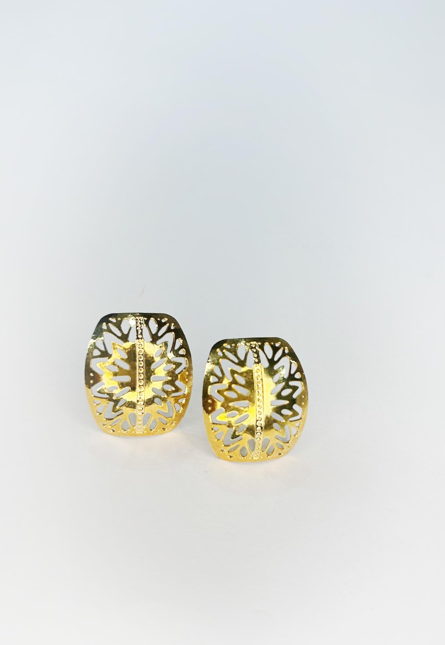 Brinco Folheado a Ouro 18k Vazado - Design Sofisticado e Leve