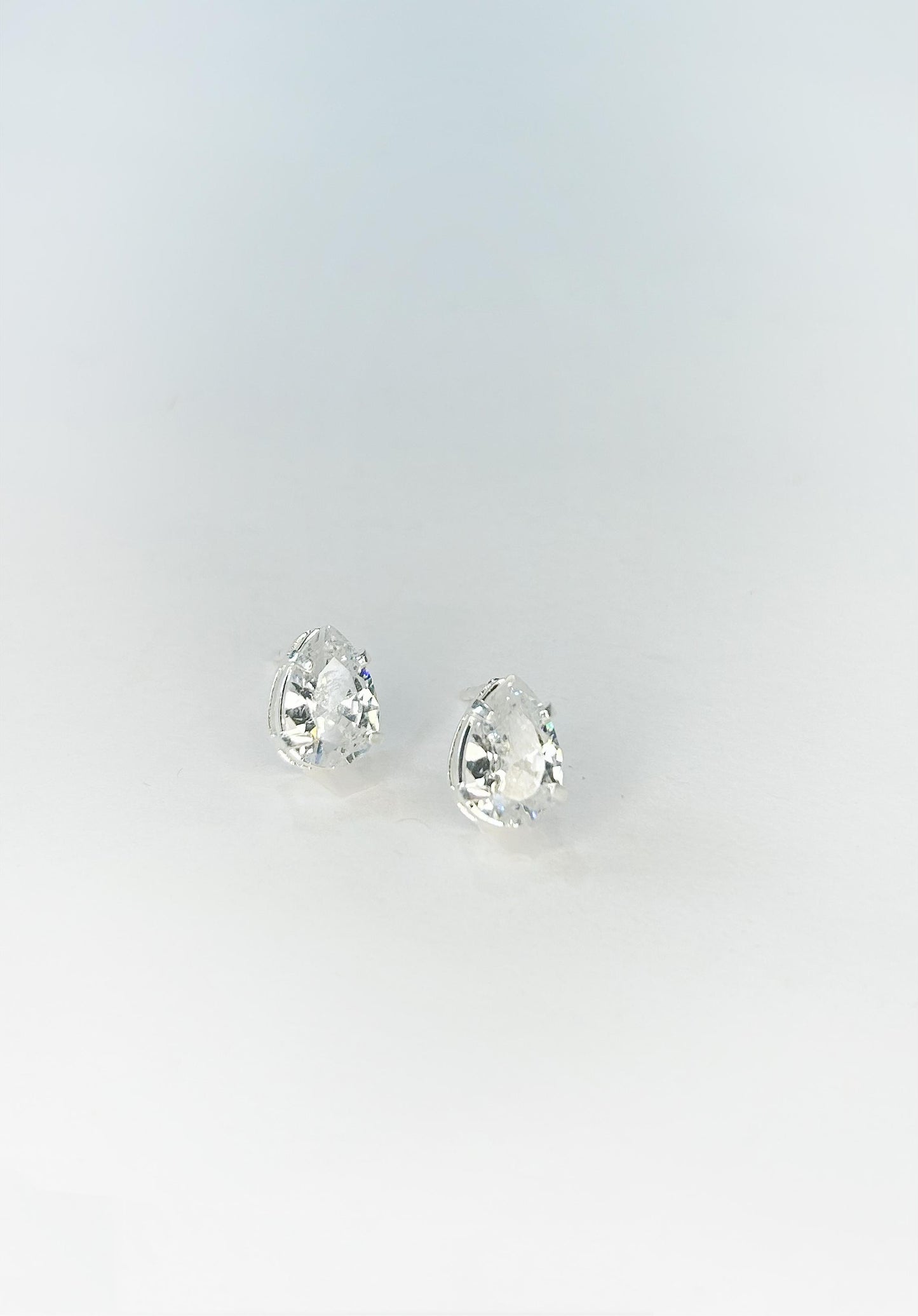 Brinco com Banho de Prata Leve — Elegância Minimalista para o Dia a Dia