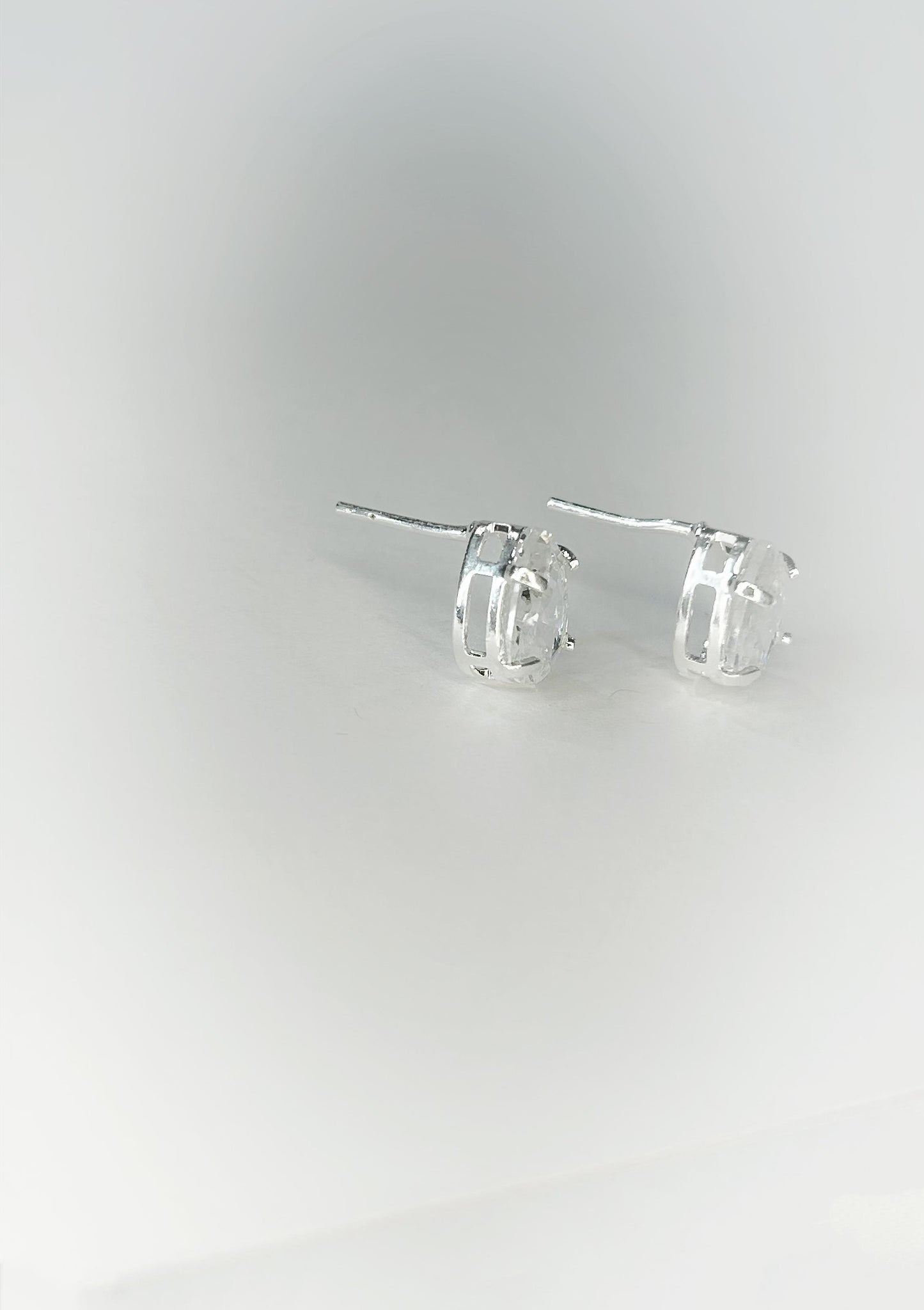 Brinco com Banho de Prata Leve — Elegância Minimalista para o Dia a Dia