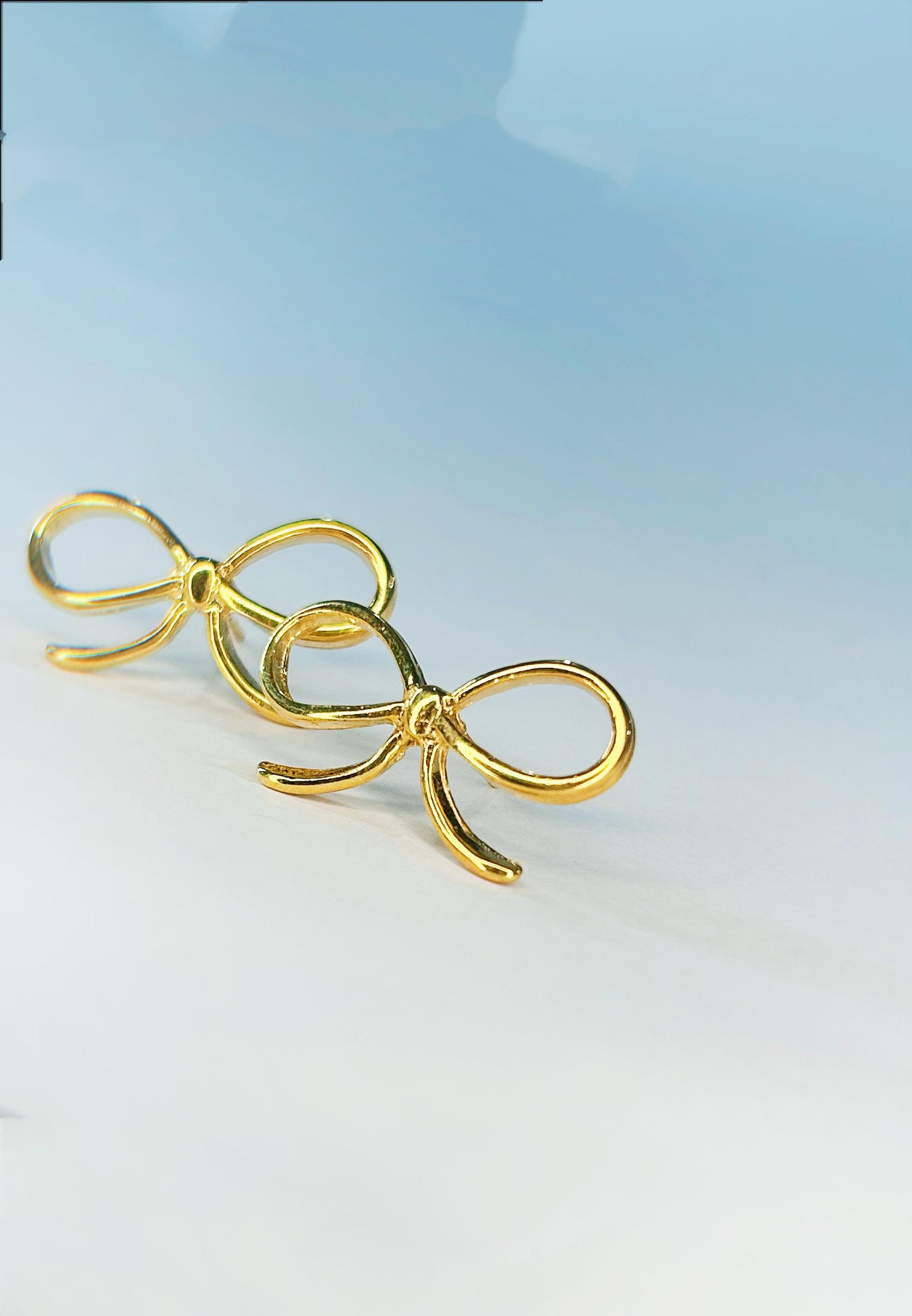 Brinco Feminino Laço Folheado a Ouro 18k – Delicado e Romântico