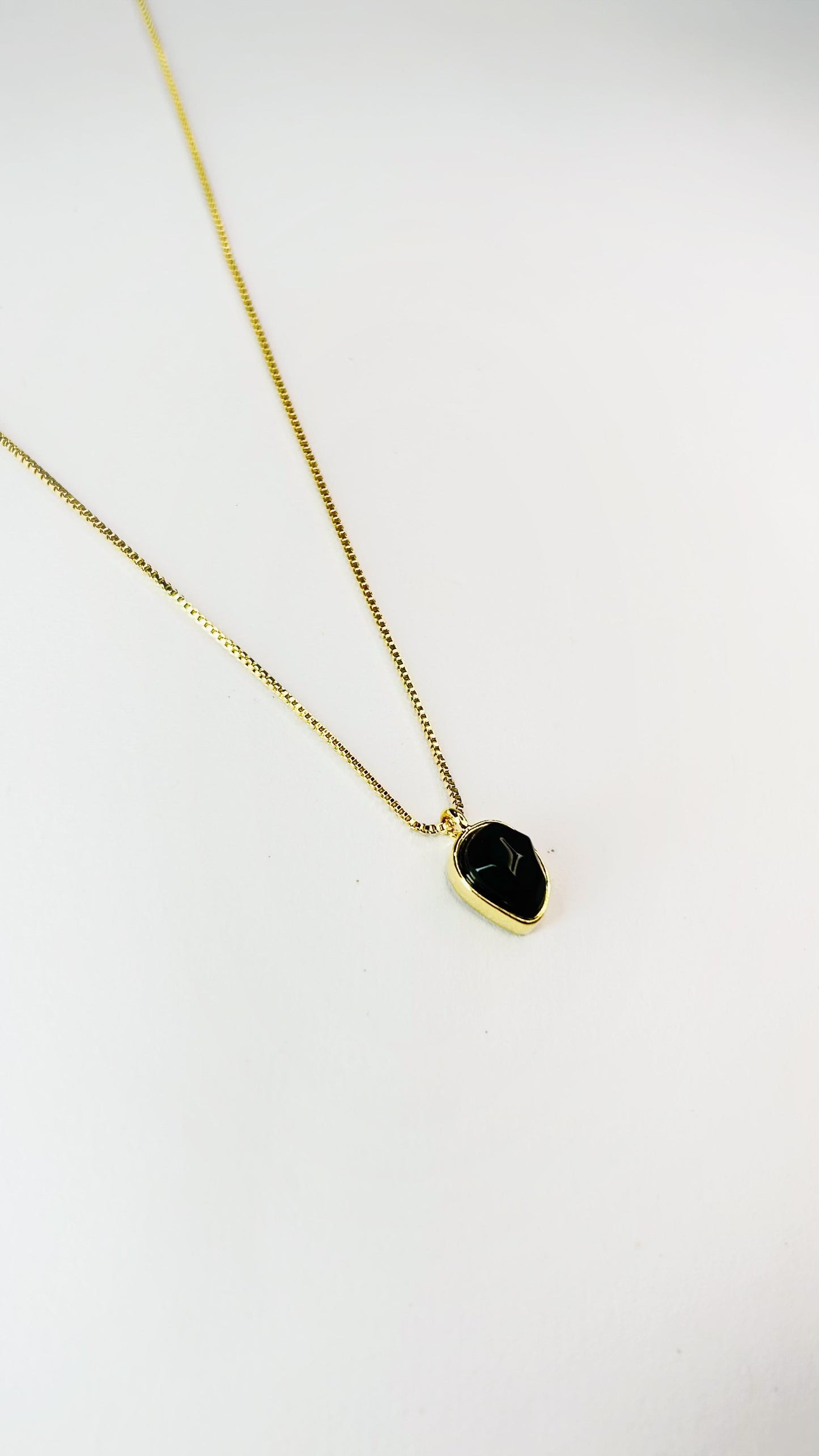 Colar Gota com Ônix Natural Folheado a Ouro 18k