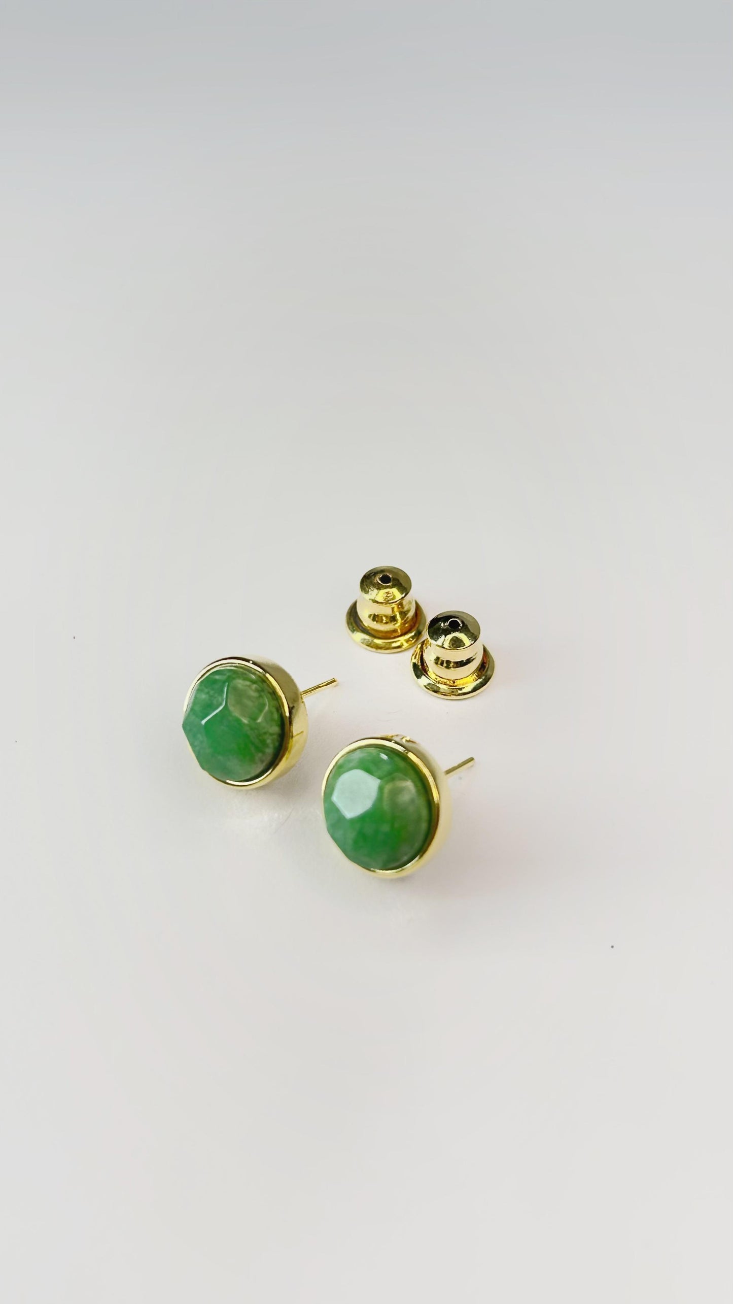 Brinco Redondo com Quartzo Verde Natural Folheado a Ouro 18k