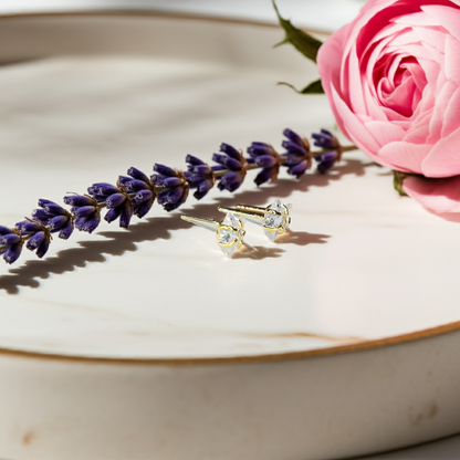 Brinco Mini Ponto de Luz com Banho de Ouro 18k – Delicado e Elegante